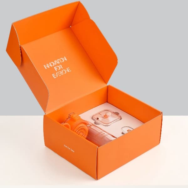 קופסת מתנה ממותגת הכוללת בקבוק שתייה מחזיק טלפון ואוזניות חוטיות